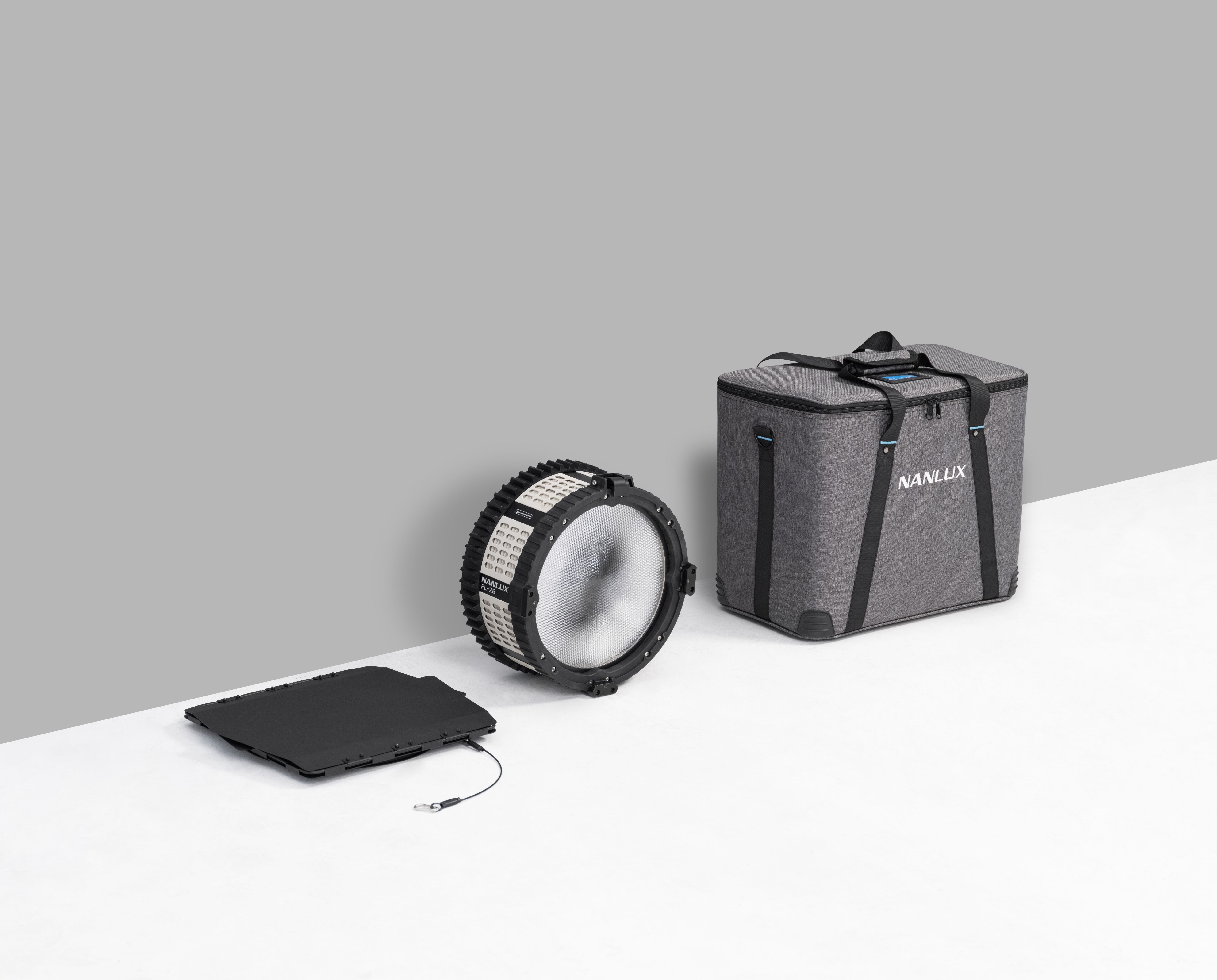 FL-28 Compact Travel Fresnel Lens w/case