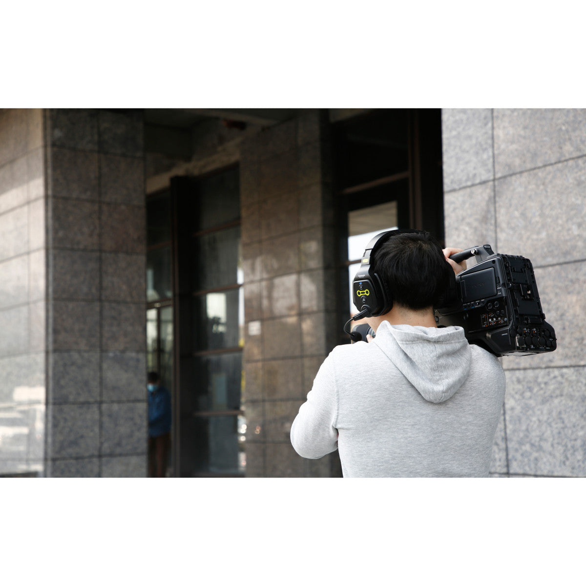 WiTalk-WT5D 5-Person Full-Duplex 1.9GHz Wireless Dual-Ear Headset Intercom System with Hard Case | The LA Firm