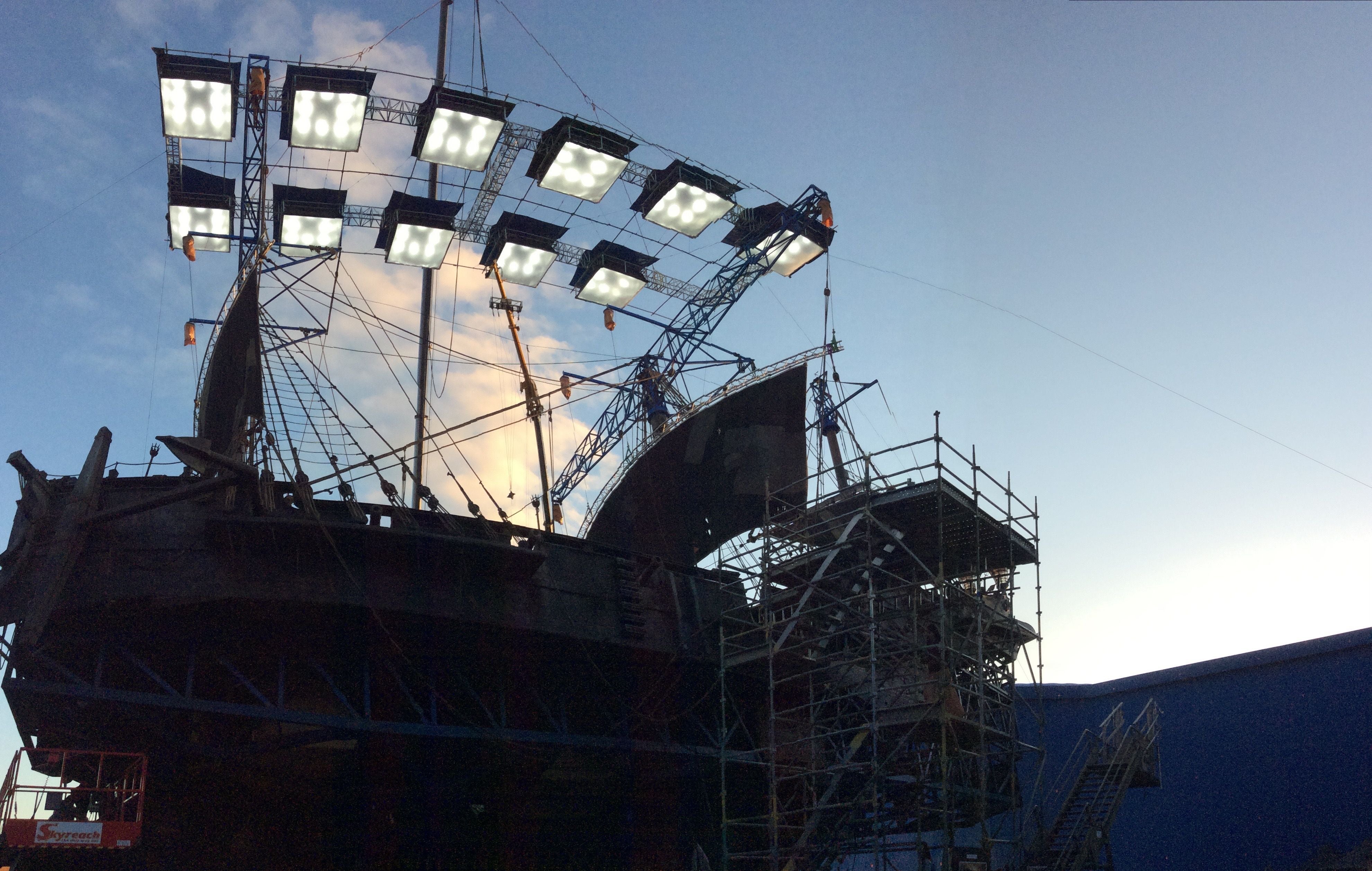 AREA 48 Studio (black), Curved yoke, Detachable barndoors from www.thelafirm.com