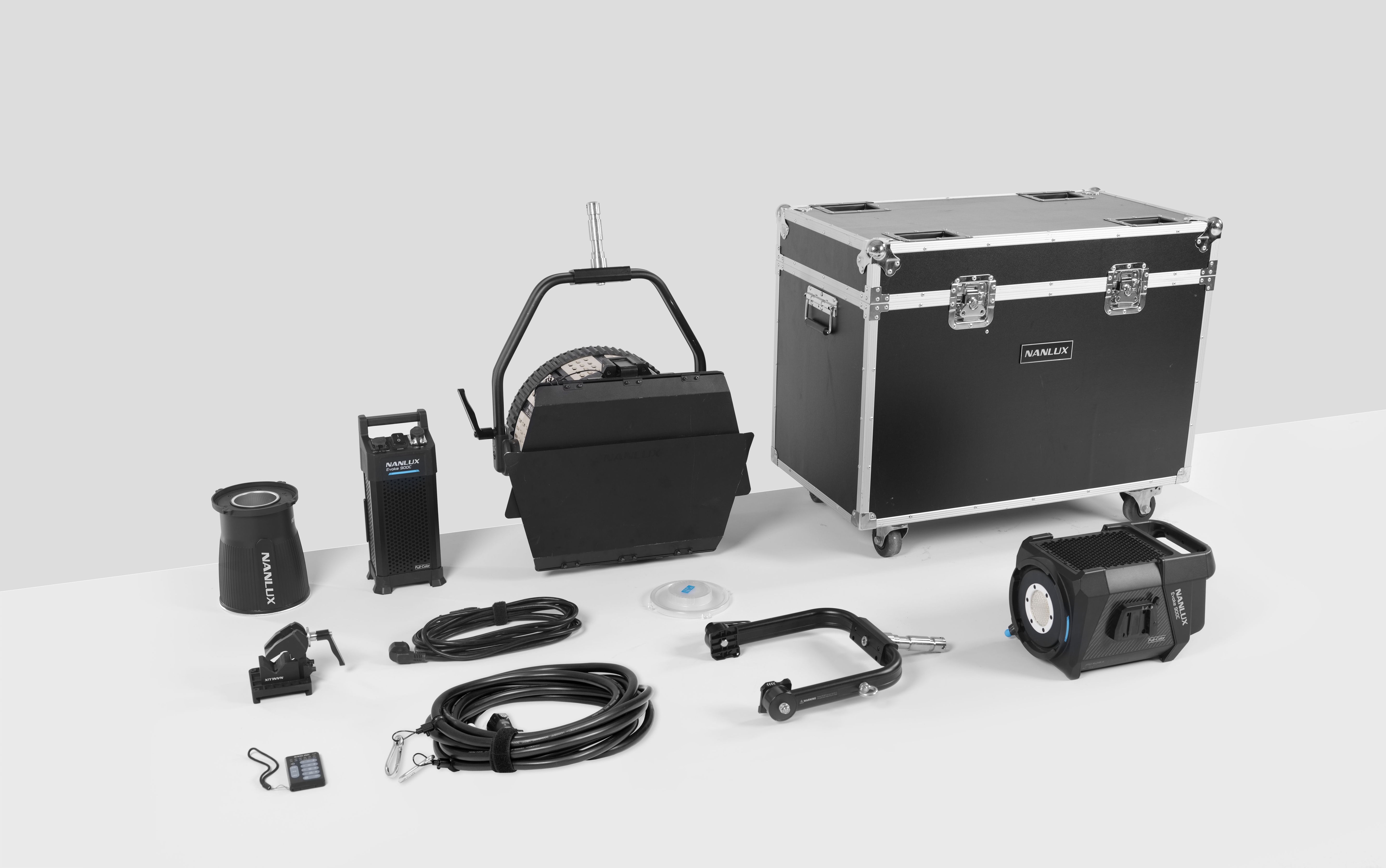 Evoke 900C RGBLAC Spot Light w/FL-35YK Fresnel Lens & Road Case