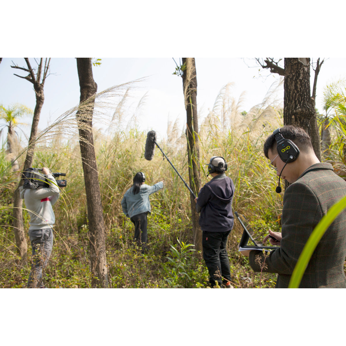 WiTalk-WT5D 5-Person Full-Duplex 1.9GHz Wireless Dual-Ear Headset Intercom System with Hard Case | The LA Firm