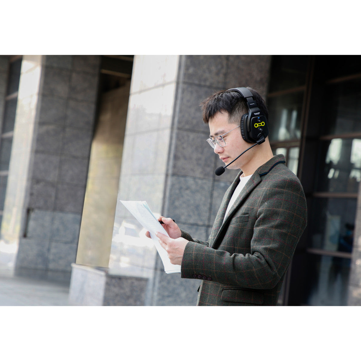 WiTalk-WT5D 5-Person Full-Duplex 1.9GHz Wireless Dual-Ear Headset Intercom System with Hard Case | The LA Firm